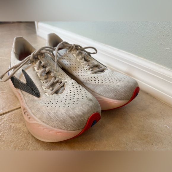 Brooks Glycerin MAX Women's
Athletic Shoes - White and Pink - Picture 3 of 10